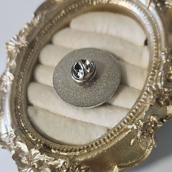 Dr Who Tardis cartoon character enamel pin badge tie lapel cap pin - Picture 3 of 3